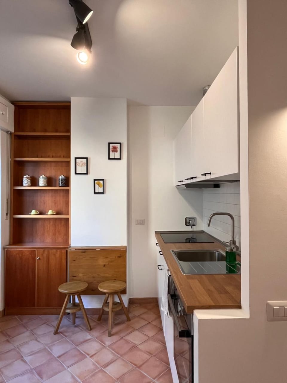 Kitchen or kitchenette, Dining area, oven, stove