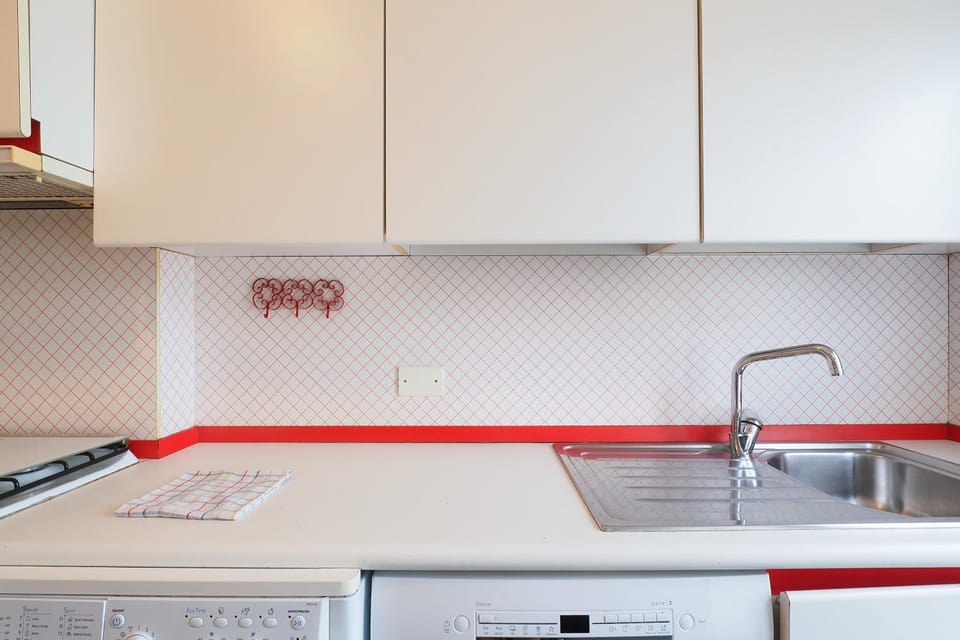Kitchen or kitchenette, dishwasher