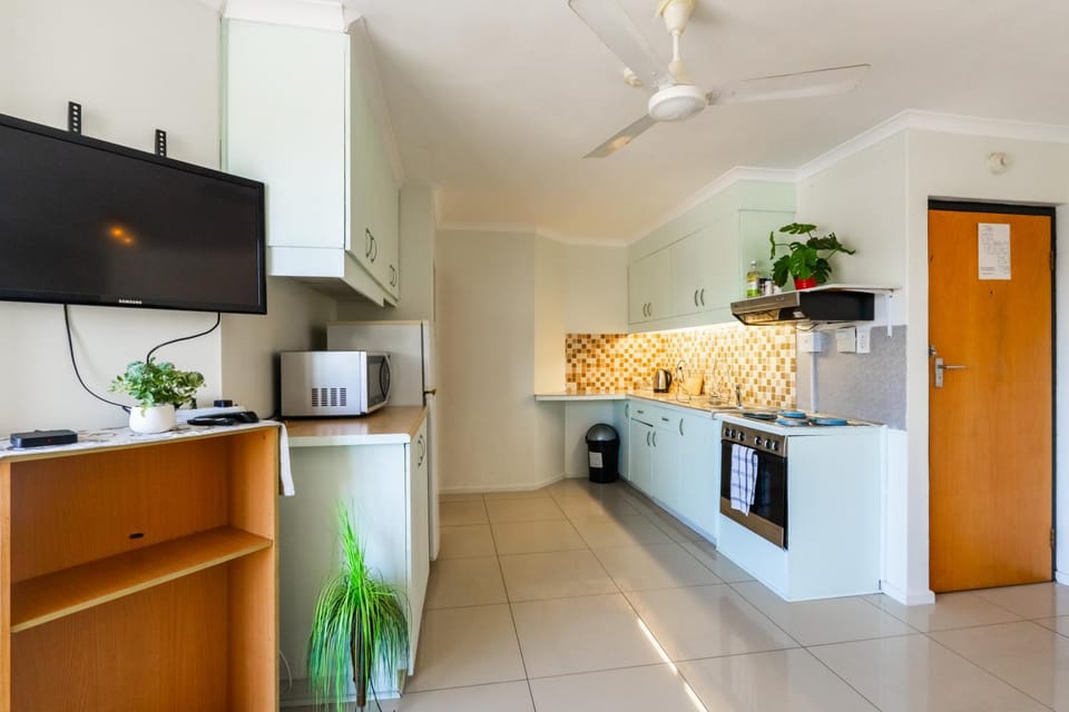 TV and multimedia, Kitchen or kitchenette, microwave, oven, stove