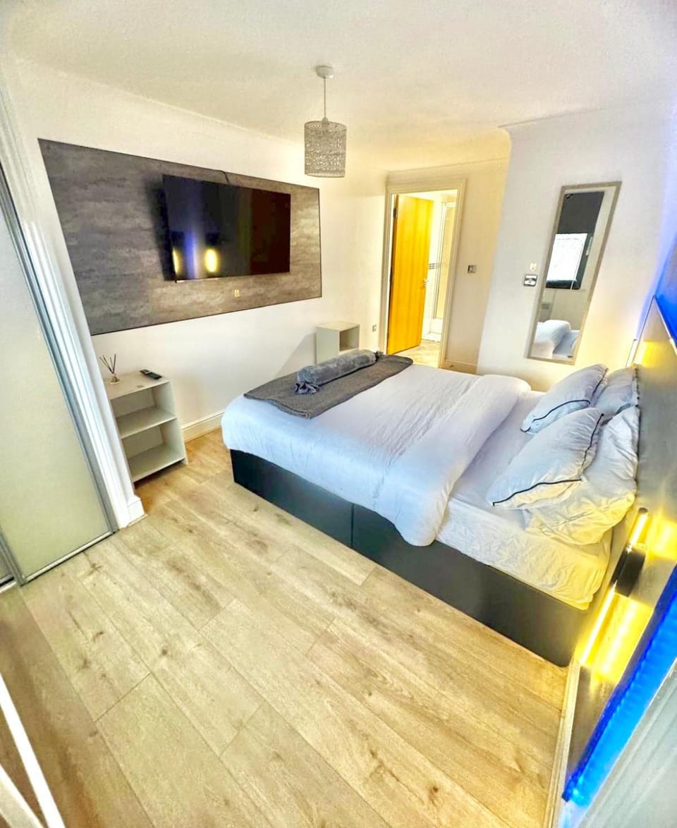 Bed, Photo of the whole room, Bedroom