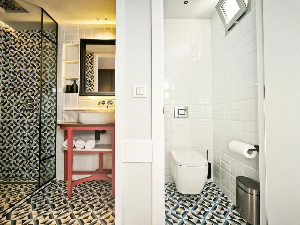 Shower, Toilet, Bathroom, towels
