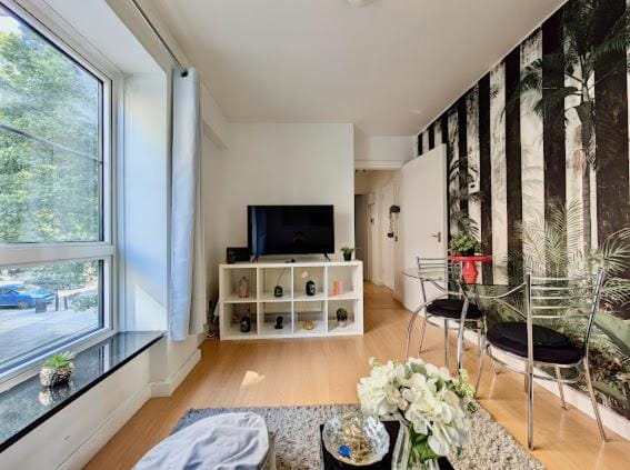 Communal lounge/ TV room, TV and multimedia, Living room, Dining area