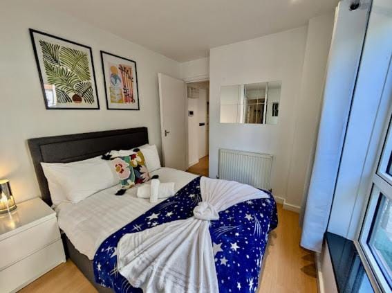 Photo of the whole room, Bedroom, towels