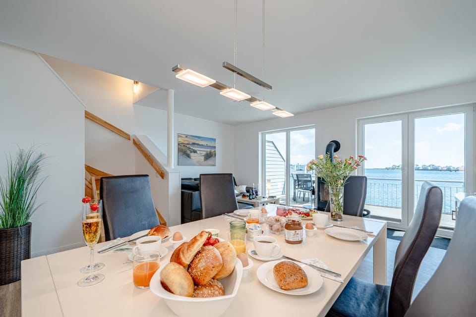 Living room, Dining area, Food