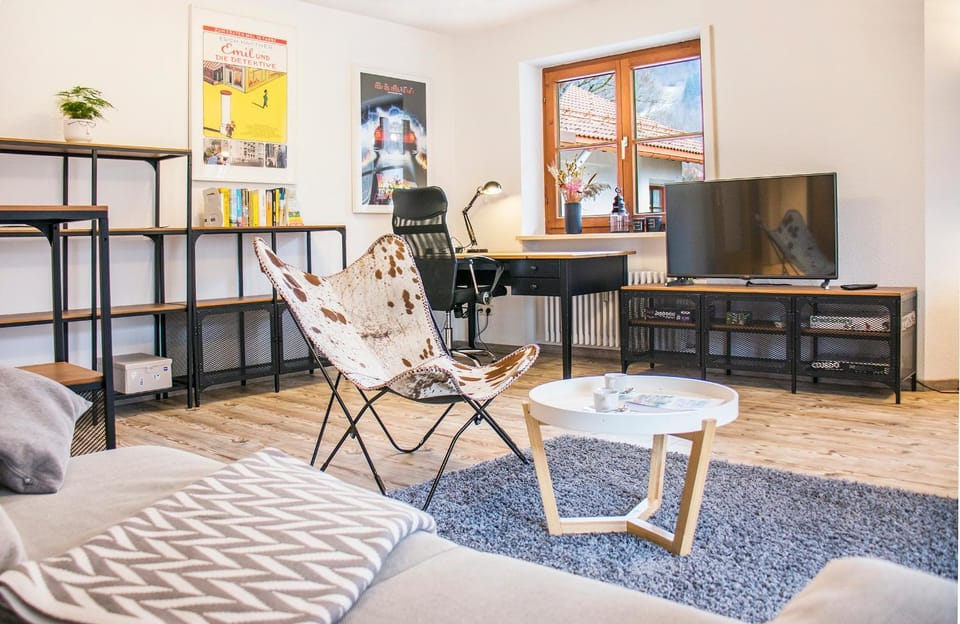 TV and multimedia, Living room, Seating area, Evening entertainment