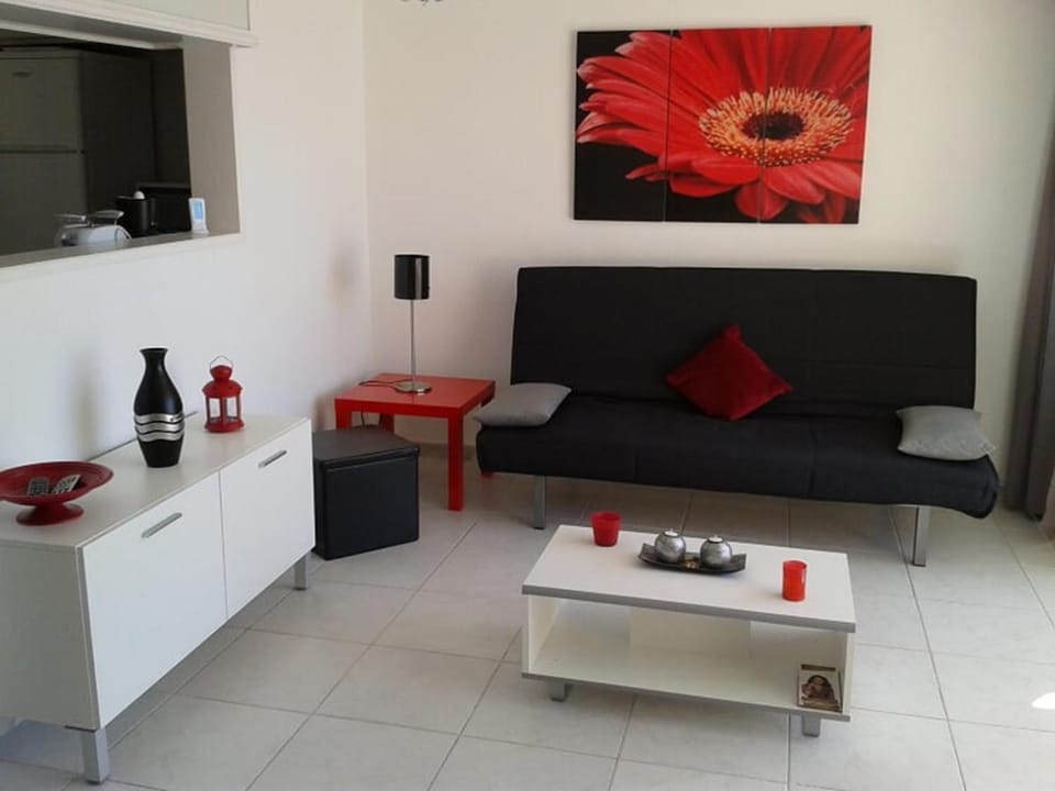 Kitchen or kitchenette, Living room, Seating area