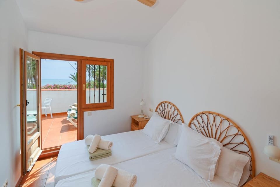 Photo of the whole room, Sea view