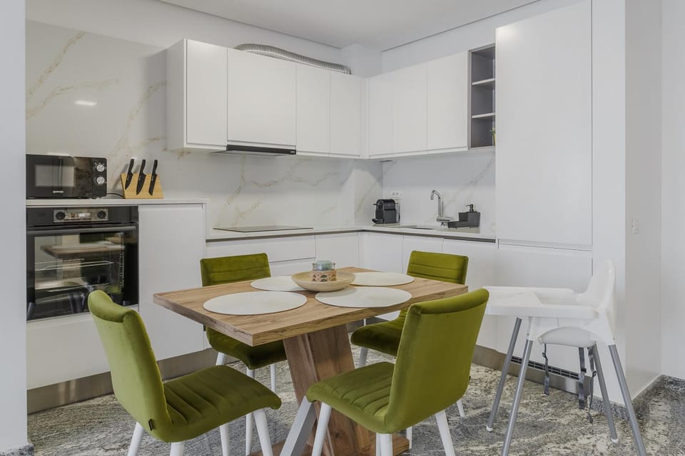 Coffee/tea facilities, Kitchen or kitchenette, Living room, Seating area, Dining area, microwave, stove