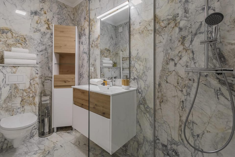 Shower, Toilet, Bathroom, towels