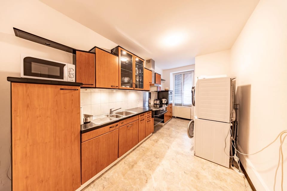 Coffee/tea facilities, oven, stove