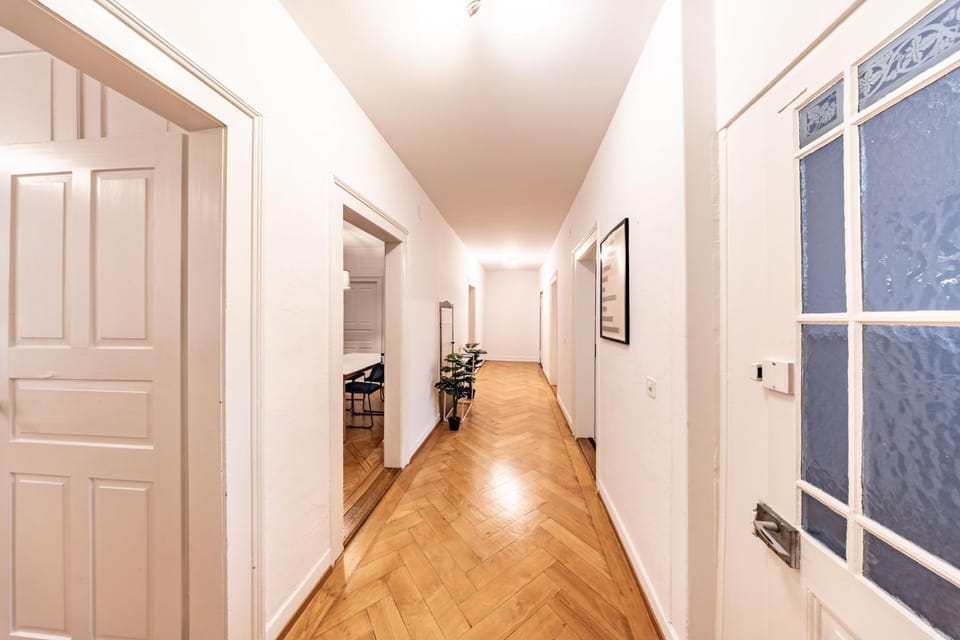 Facade/entrance, Decorative detail, internet, wardrobe