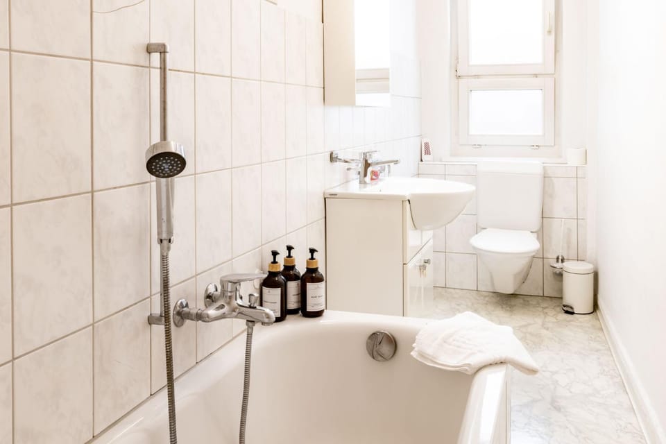 Shower, Toilet, Bath, towels