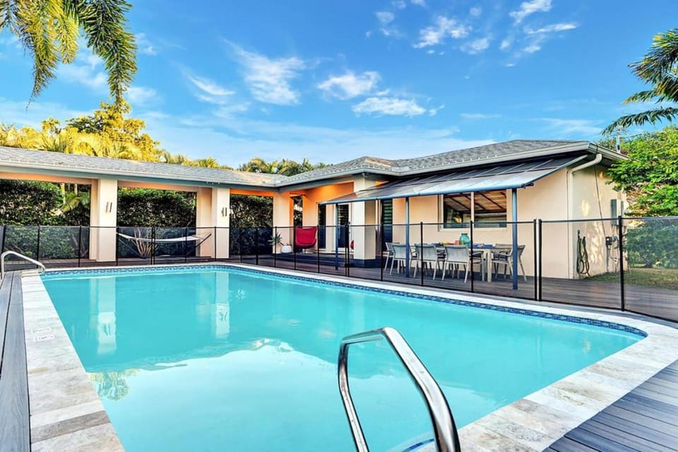 Property building, Patio, Pool view, Swimming pool, Swimming pool, sunbed