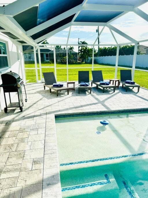Pool view, Swimming pool, sunbed