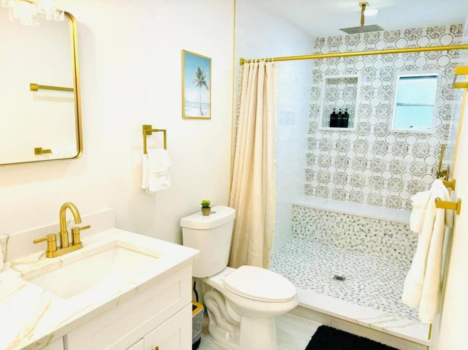 Shower, Toilet, Bathroom, towels