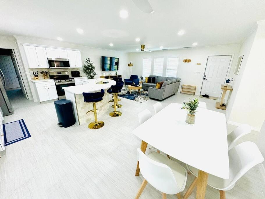 Kitchen or kitchenette, Living room, Seating area, Dining area