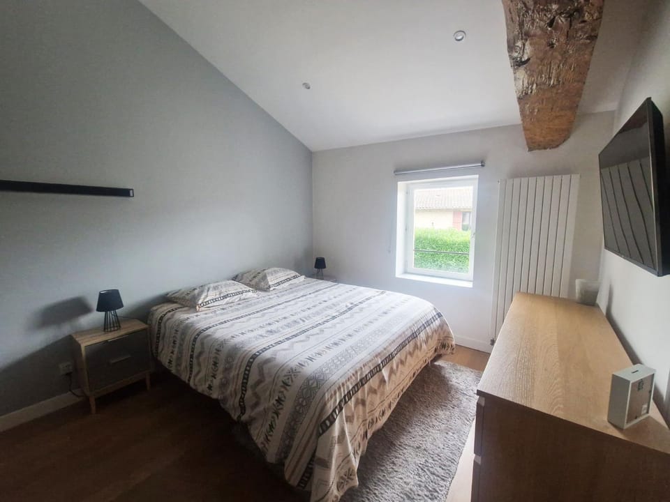 Bed, TV and multimedia, Photo of the whole room, Bedroom