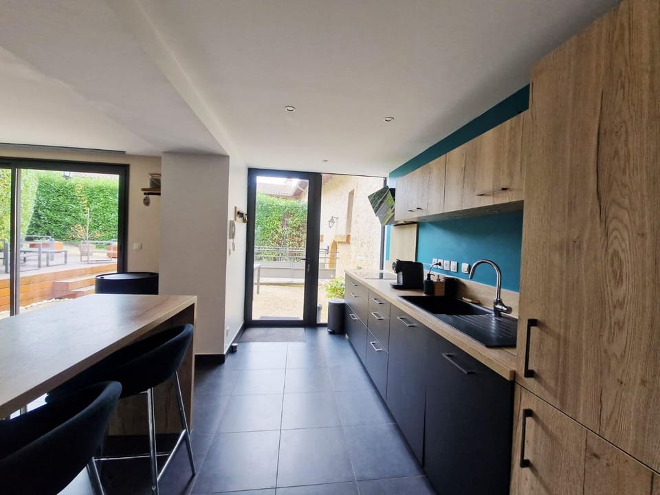 Coffee/tea facilities, Kitchen or kitchenette, stove