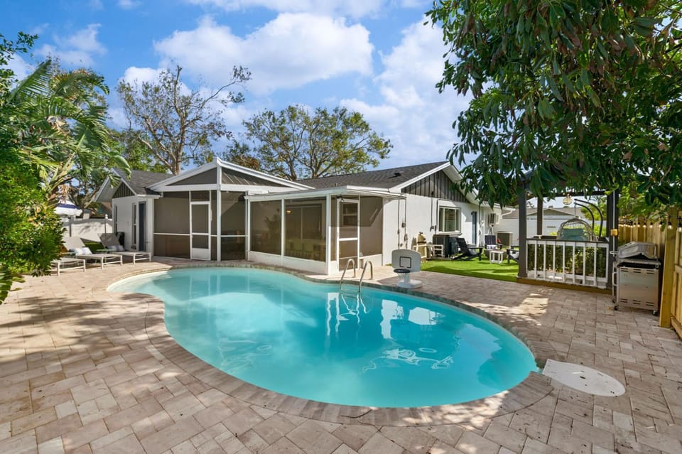 4 Br Haven~Pool~Hot Tub~Arcade~Fire Pit~Putt Putt House in Largo