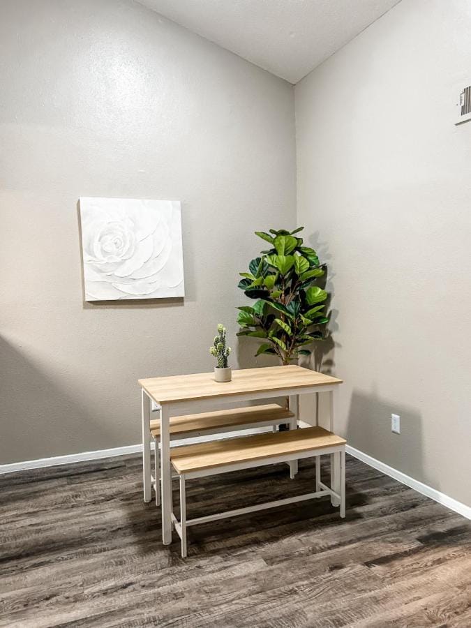 Vibrant Texan Escape with Patio & Gated Community Apartment in Addicks