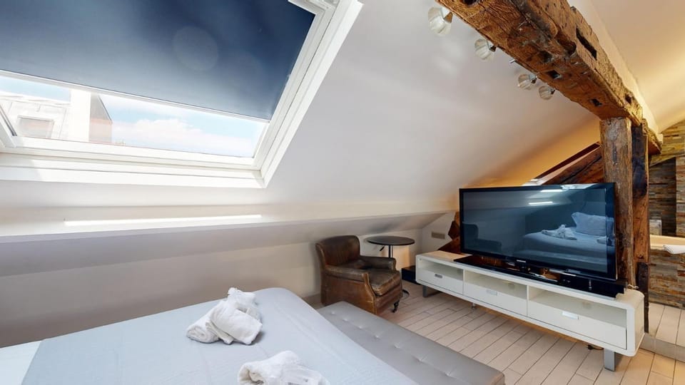 Bed, TV and multimedia, Bedroom, towels