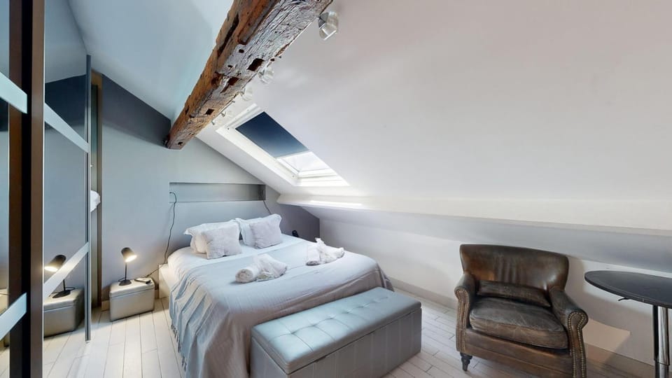 Bed, Living room, Bedroom