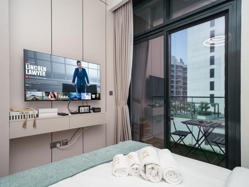 Bed, TV and multimedia, View (from property/room), Balcony/Terrace, Photo of the whole room, Bedroom