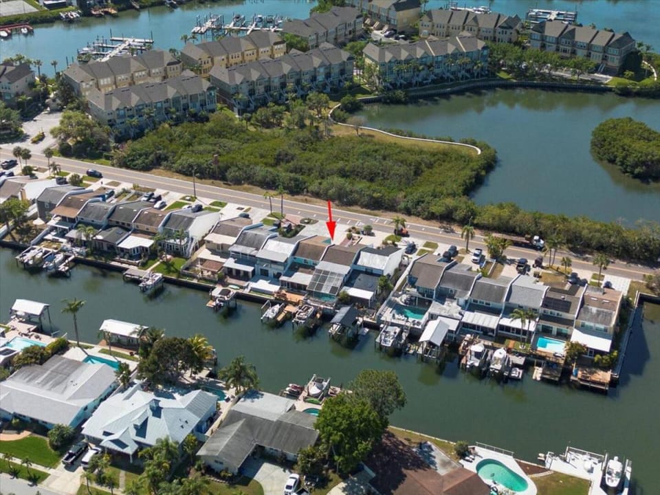Luxury Waterfront Heated Pool & Dock Dander-Free House in Town N Country