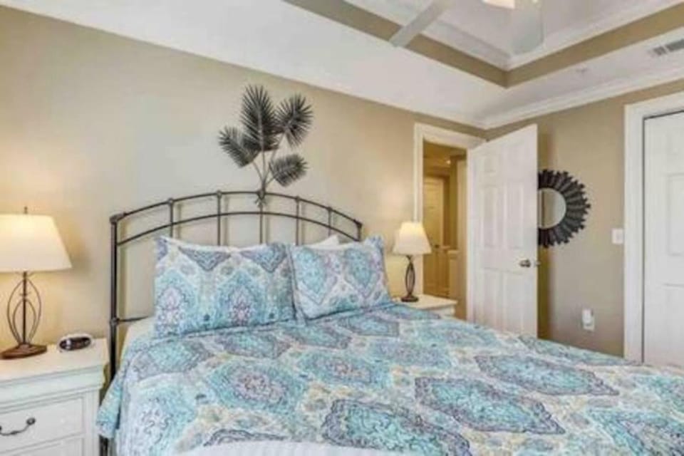 Downtown Tybee-Brass Rail-3 bed-2 covered parking House in Tybee Island