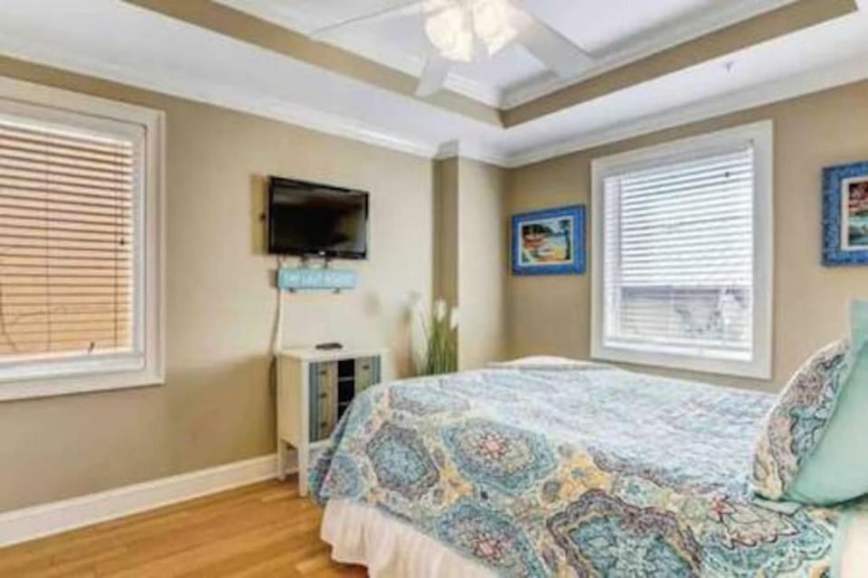 Downtown Tybee-Brass Rail-3 bed-2 covered parking House in Tybee Island