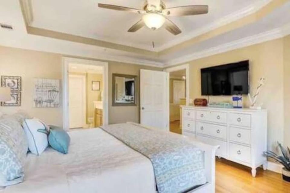 Downtown Tybee-Brass Rail-3 bed-2 covered parking House in Tybee Island
