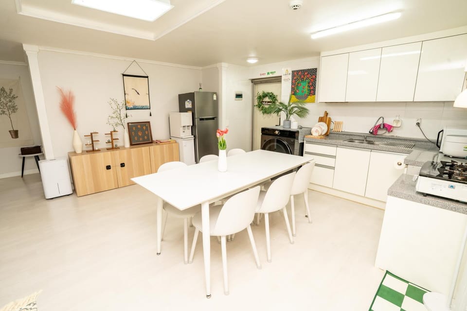 Kitchen or kitchenette, Dining area