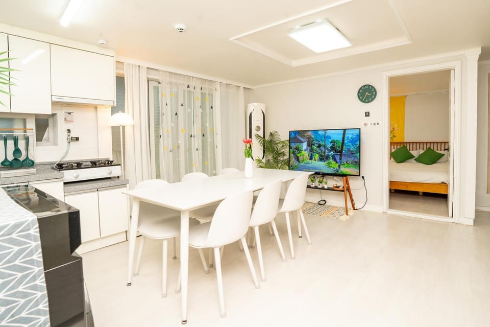 Communal lounge/ TV room, TV and multimedia, Dining area