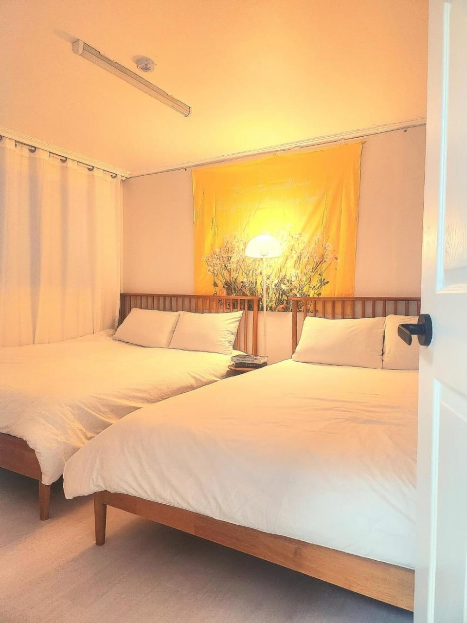 Bed, People, Photo of the whole room, Bedroom, heating, heating