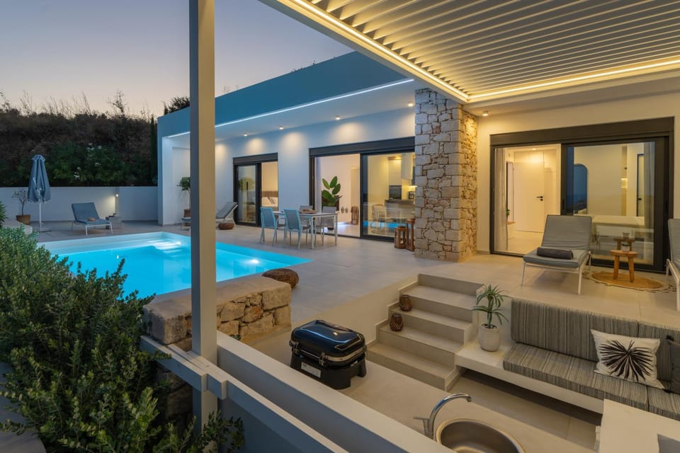 Patio, Swimming pool, sunbed