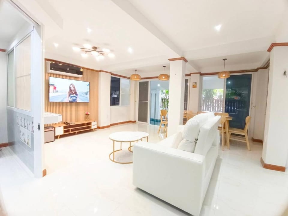 Communal lounge/ TV room, TV and multimedia, Living room, Seating area
