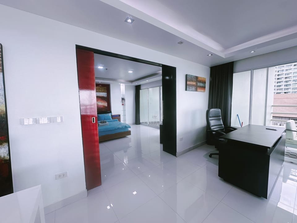 Amazing big balcony Seaview Dontan beachfront Apartment in Pattaya City
