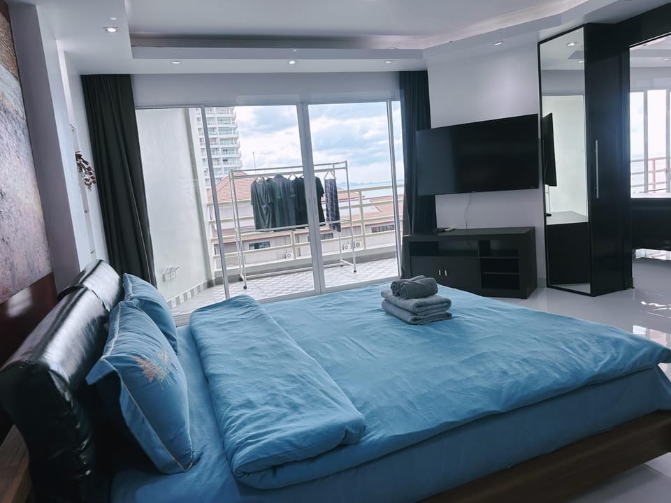 Amazing big balcony Seaview Dontan beachfront Apartment in Pattaya City