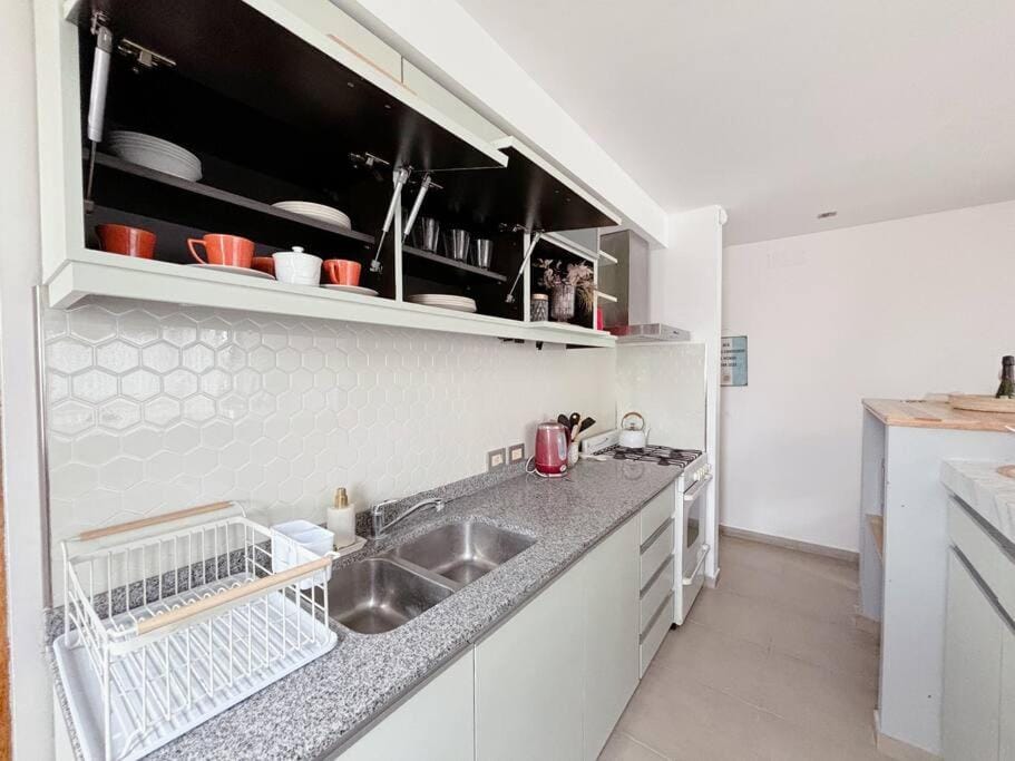 Coffee/tea facilities, Kitchen or kitchenette, stove