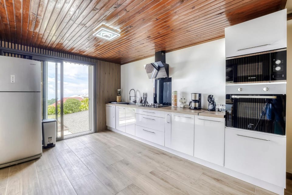 Coffee/tea facilities, dishwasher, microwave, oven, stove, toaster