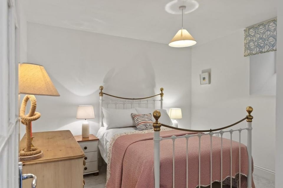 Apartment Sea Views & Terrace on Waters Edge in Polruan Apartment in Fowey