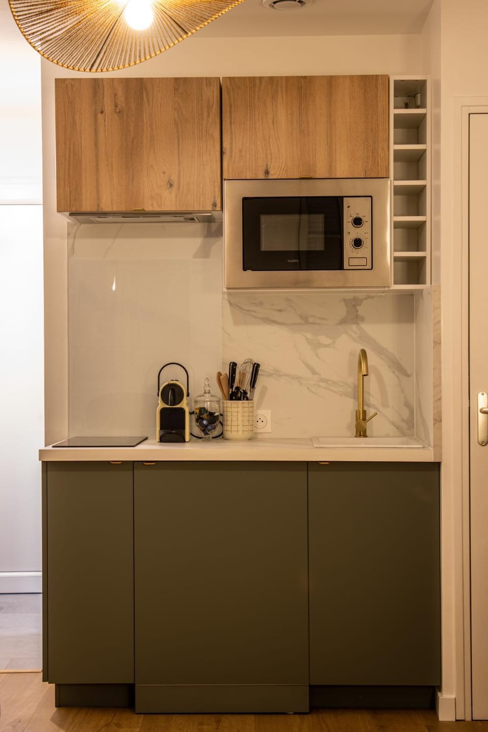 Coffee/tea facilities, Kitchen or kitchenette, stove
