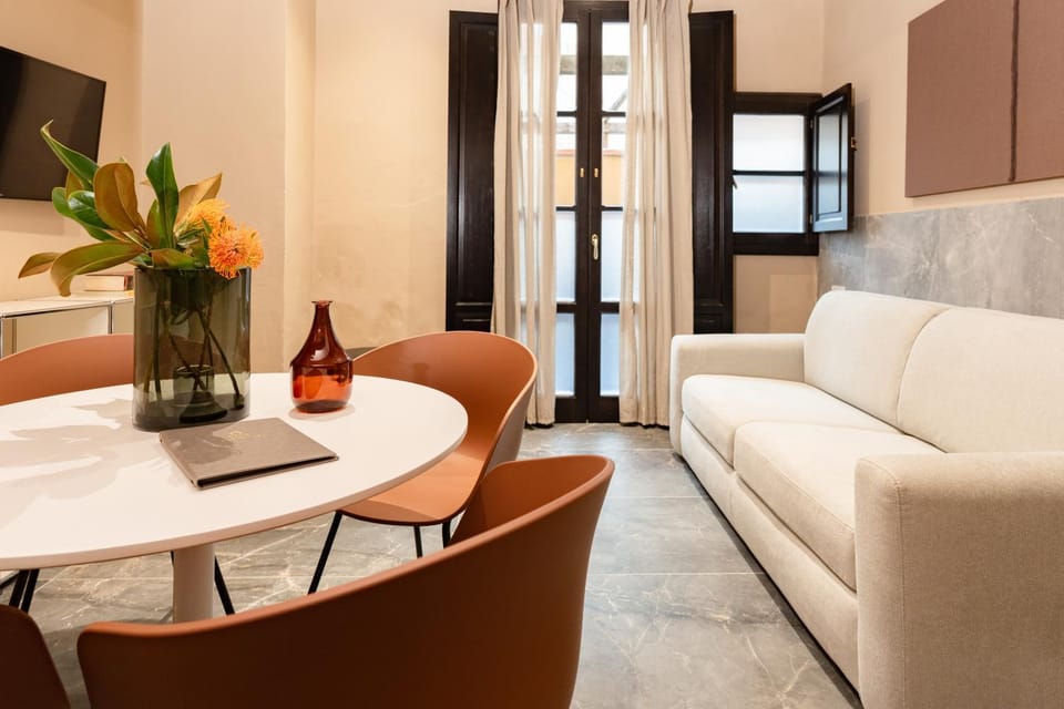 TV and multimedia, Living room, Seating area, Dining area