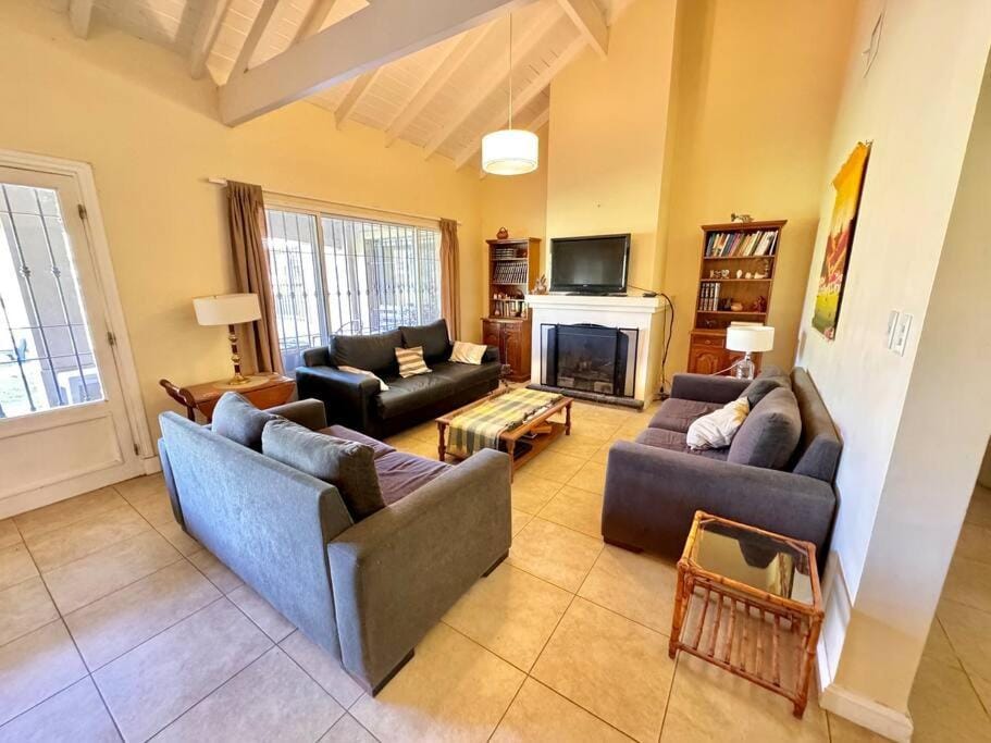 TV and multimedia, Living room, Seating area, Evening entertainment