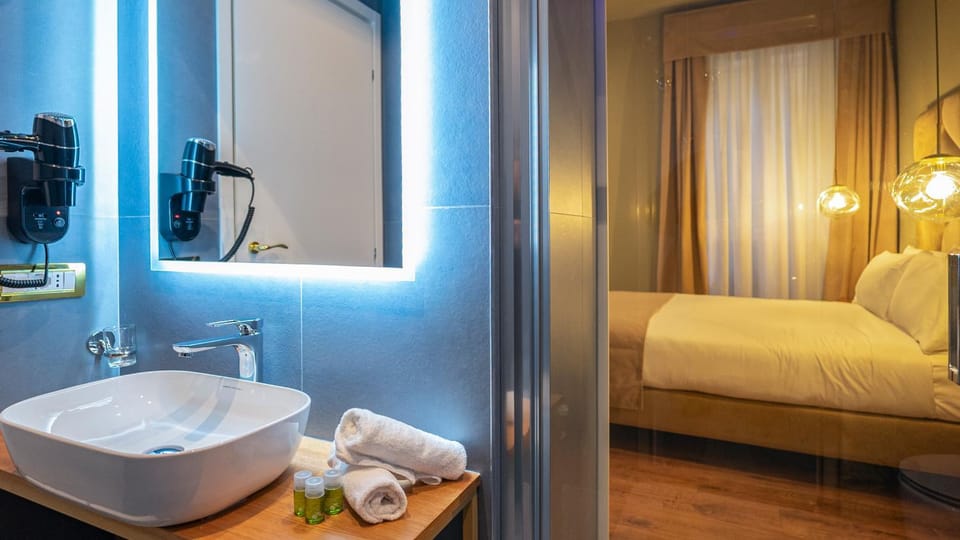 Bed, Bathroom, Photo of the whole room, Bedroom, towels