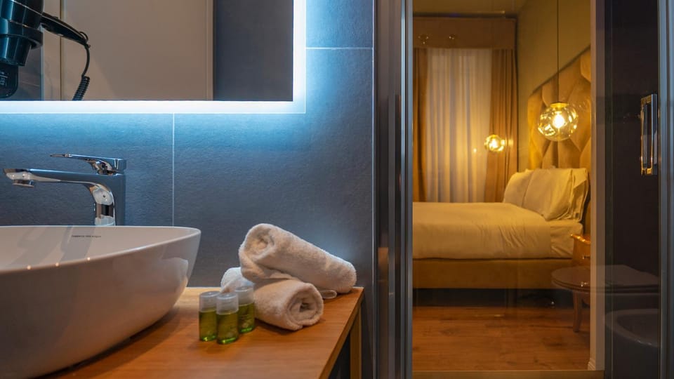 Bathroom, Bedroom, towels
