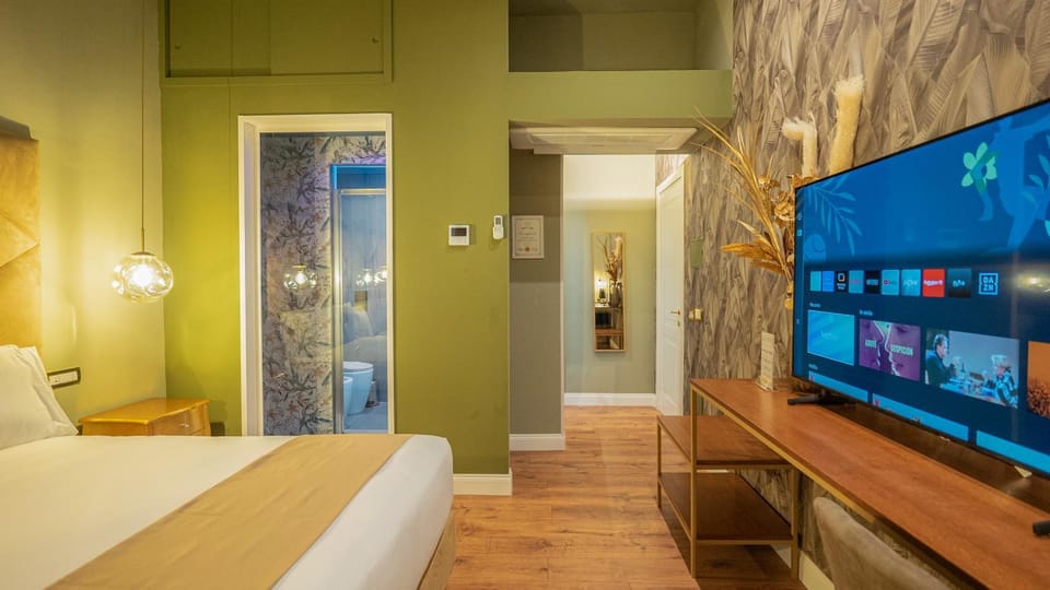 Bed, TV and multimedia, Photo of the whole room, Bedroom