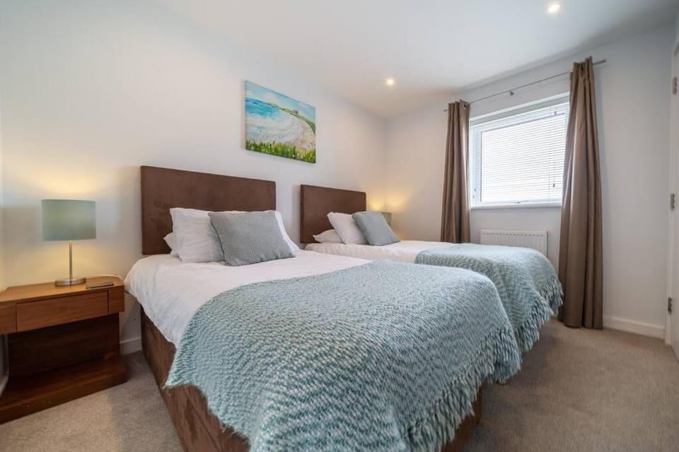 Modern Apartment nr Fistral Beach Private Parking Apartment in Newquay