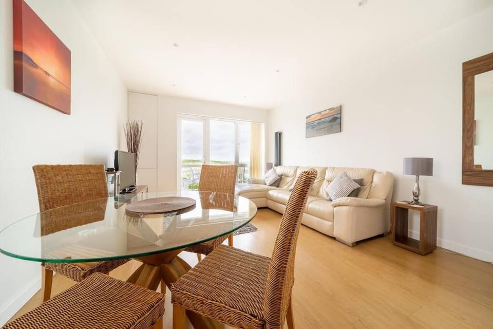 Modern Apartment nr Fistral Beach Private Parking Apartment in Newquay