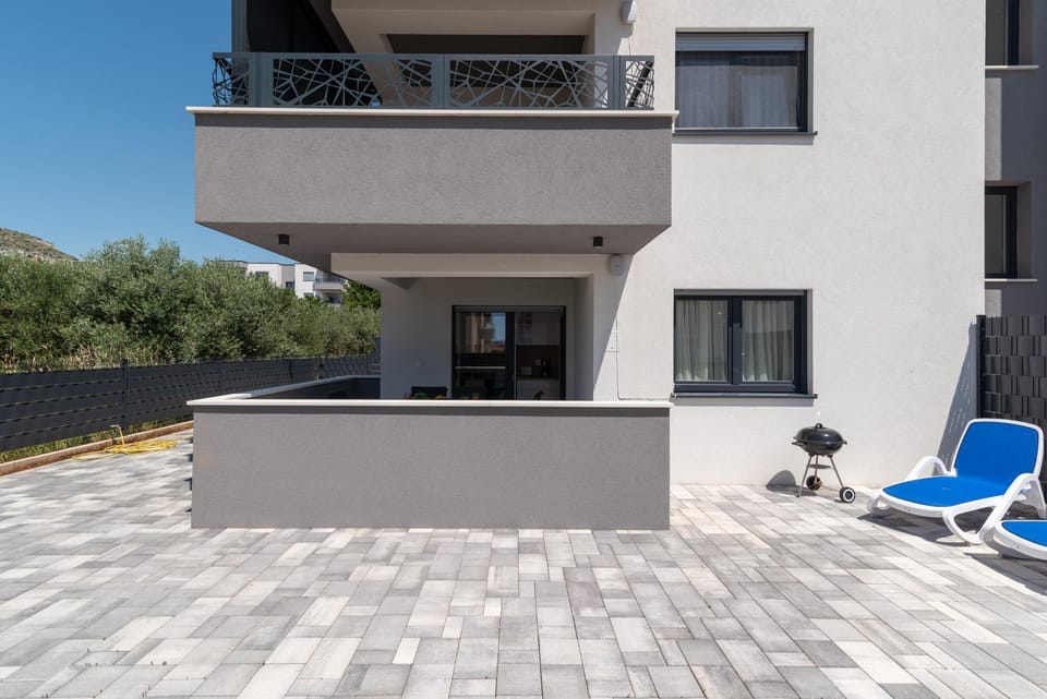 Property building, Patio, Balcony/Terrace, sunbed